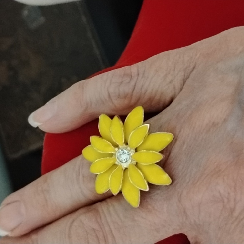 Niecy Nash Yellow Flower Ring with Crystal Accent, Goldtone Size 6 - Picture 7 of 8